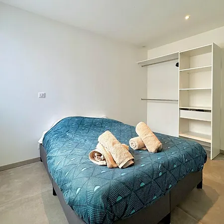 3 Avec Terrasse Et Parking à * Fréjus